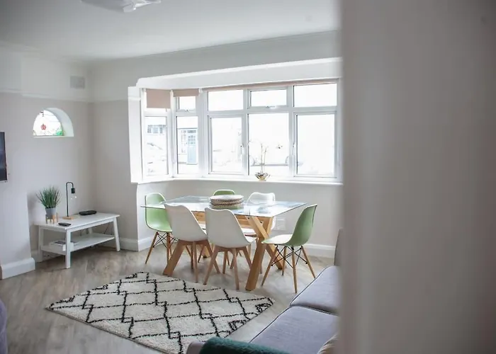 Coastal Haven In Leigh-On-Sea